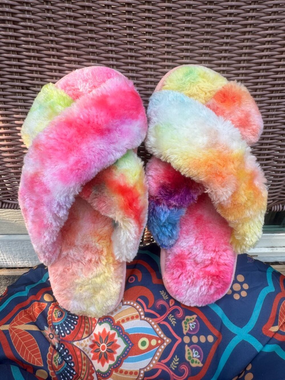 🌈 NWOT Rainbow Tie-Dye Fuzzy Slippers size 11 / XL or size 42/43